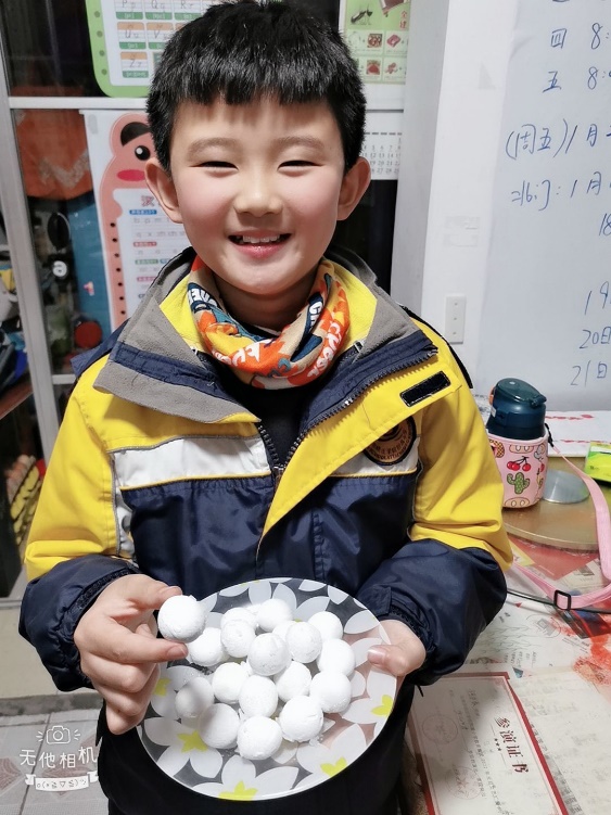 其乐融融迎佳节  虎虎生威闹元宵——晓院附小二（3）班开展元宵节生活实践活动_html_61cda901.jpg