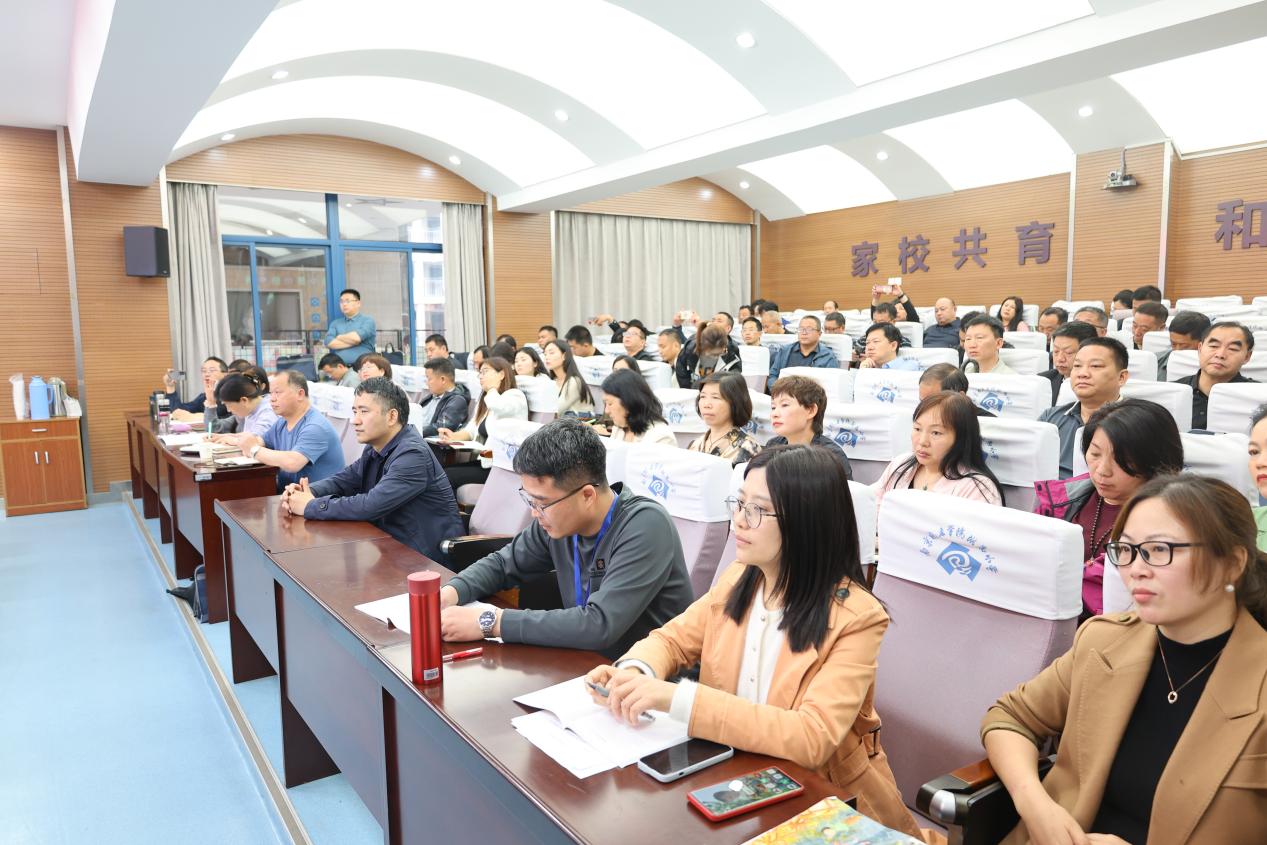 洛阳市宜阳县中小学校长及中层管理人员提升研修班来我校参访_html_4a844d54.jpg