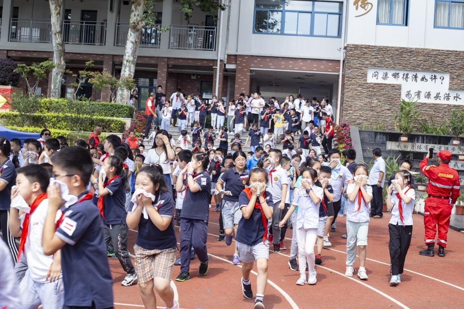 晓院附小开展安全演练活动-改_html_m57c1b8b6.jpg