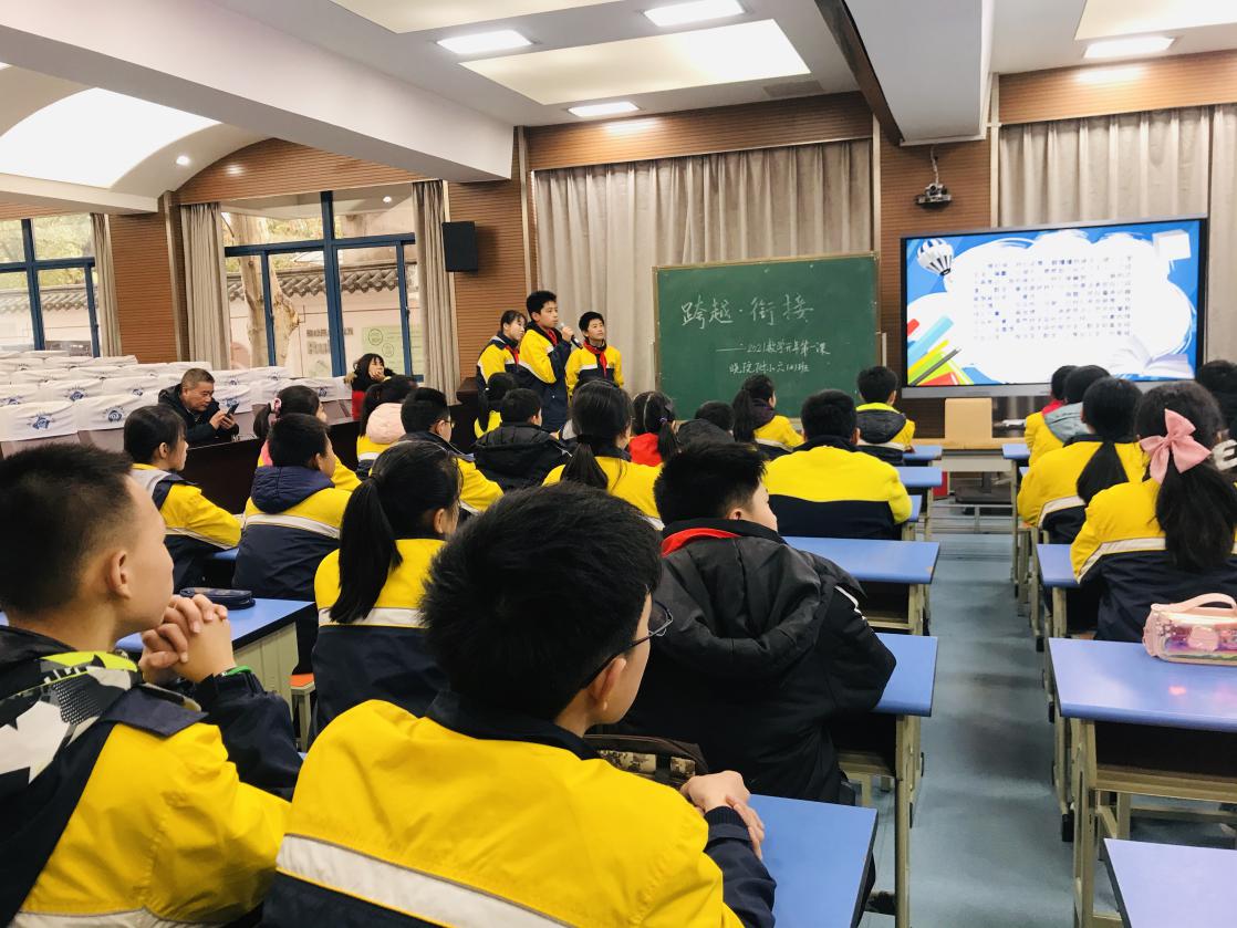 这位数学老师，连续四年带领学生上开年第一课_html_m543c60f2.jpg