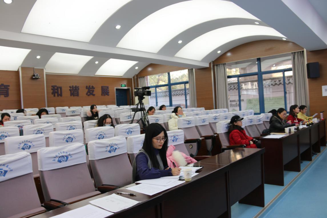 20210111六年级期末复习专题研讨活动在我校成功举行_html_m412fa721.jpg