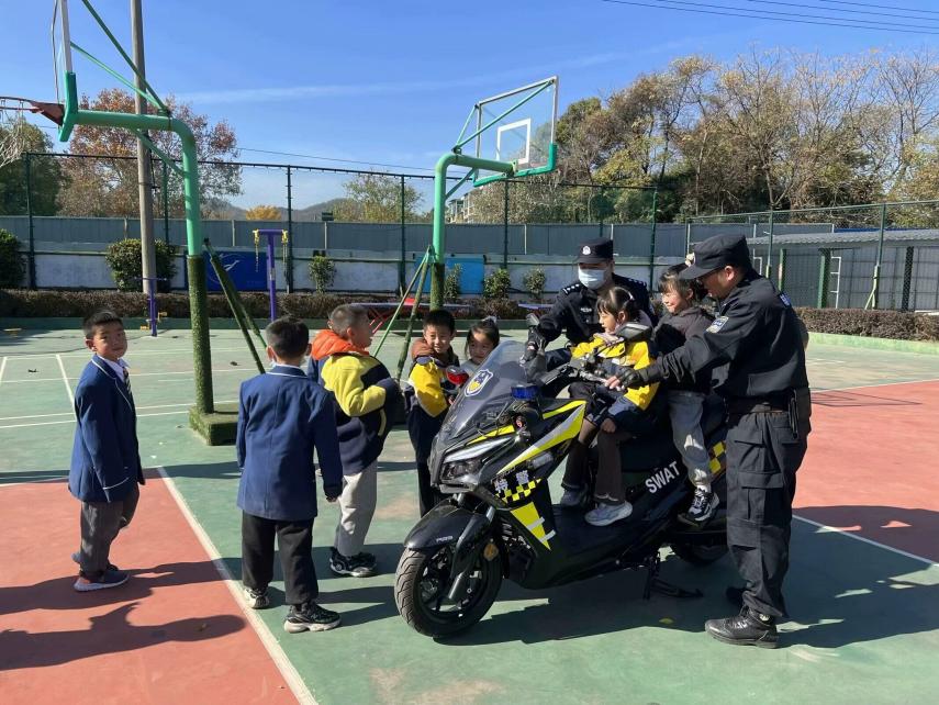 一4班 十二月新闻_html_mf5e987d.jpg