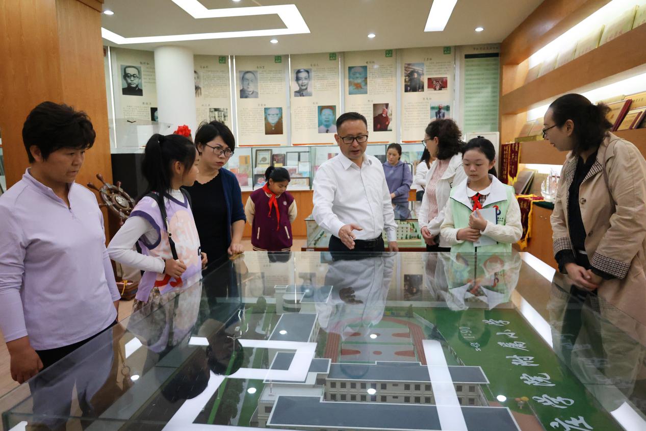 中陶会“生活&middot;实践”教育专委会代表团到我校参访交流_html_931e7fa.jpg