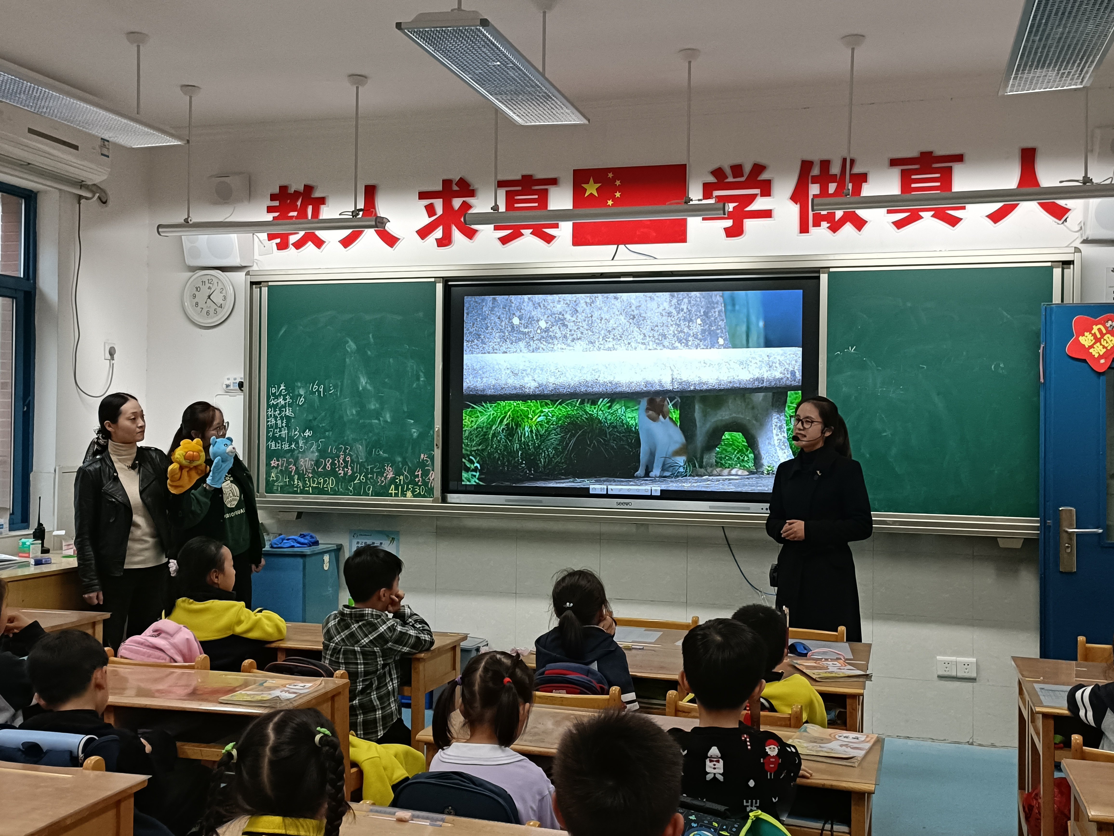 11月新闻一1班魅力家长进课堂之秋到紫金山_html_15b4fd60.jpg