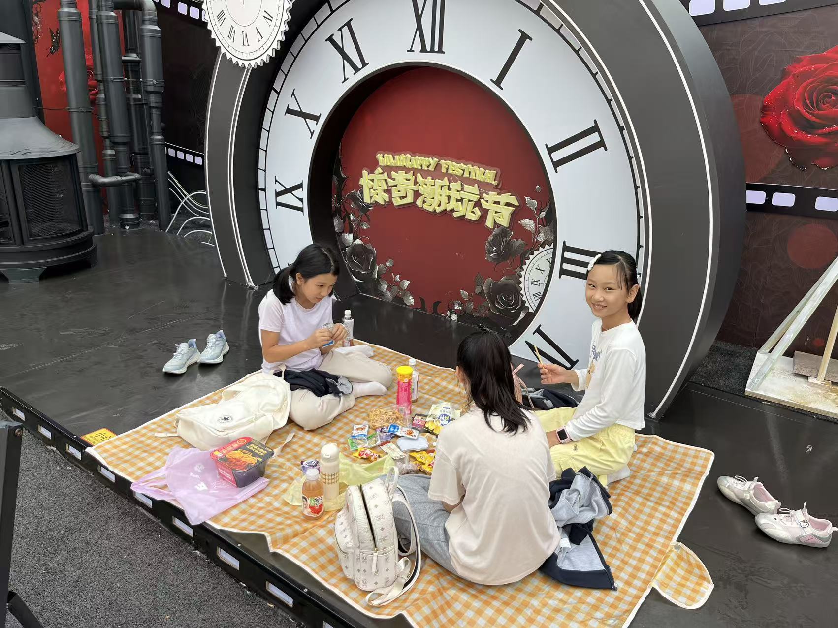 我校学子畅游南京欢乐谷，秋季社会实践欢乐收官