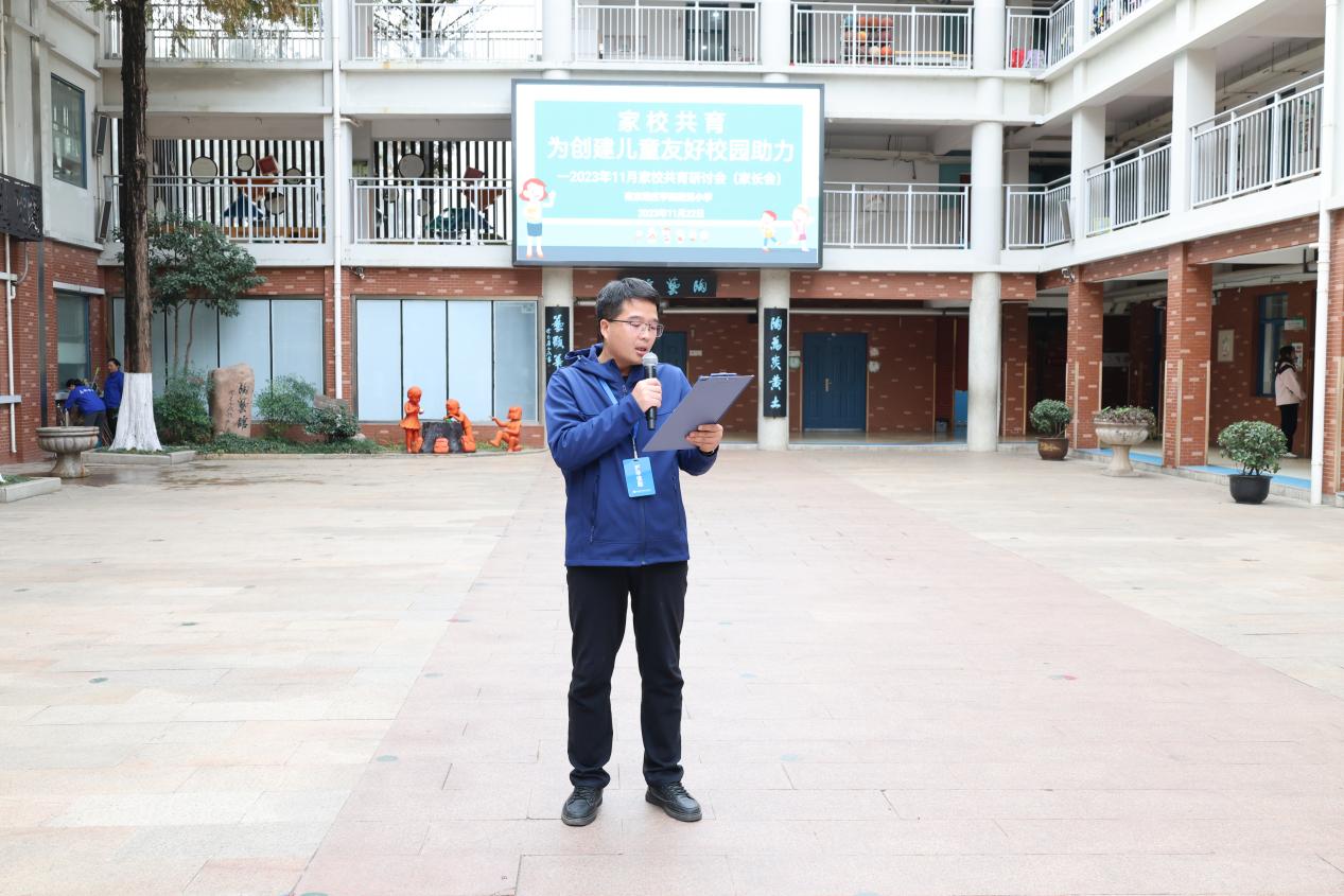 11.22家长会_html_m4b321cf9.jpg
