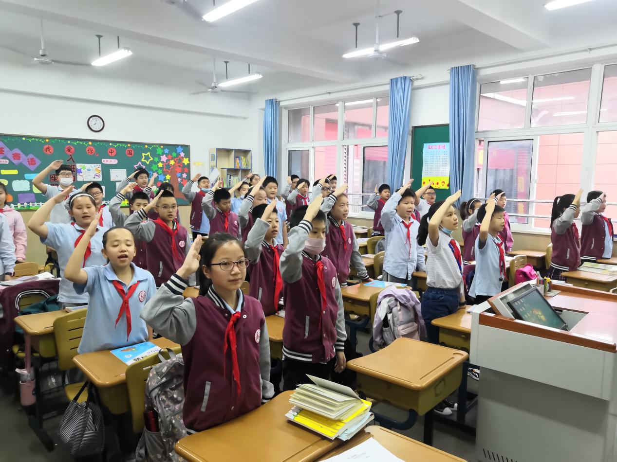 5.25升旗仪式报道_html_4834fd95.jpg