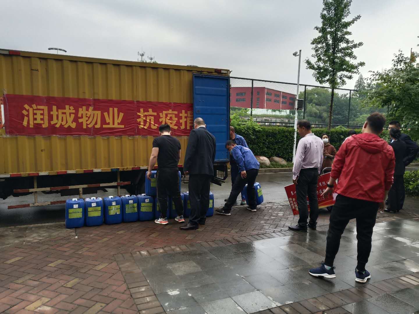 ding企业献爱心 师生感温情_html_4b55fb42.jpg