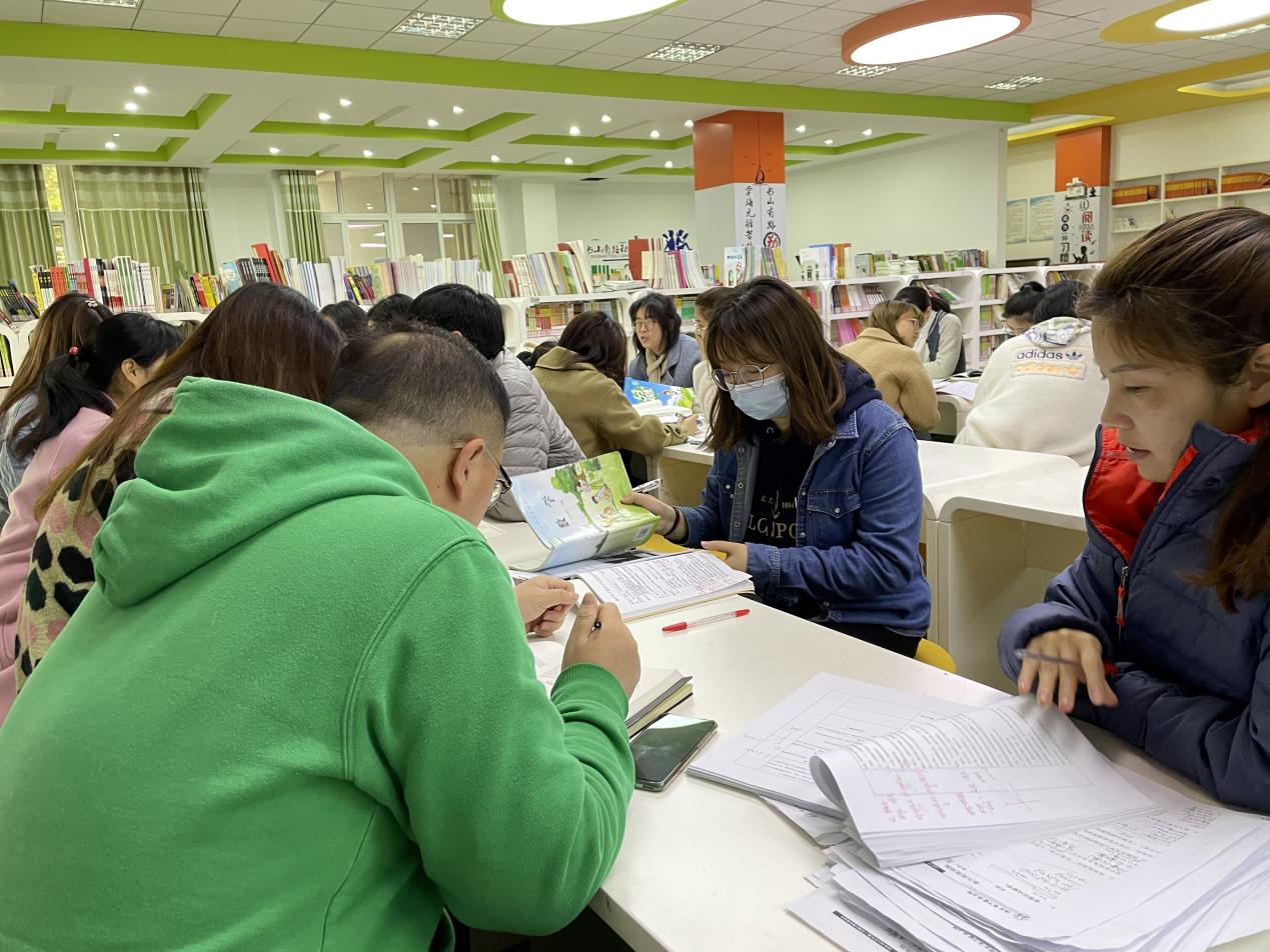 4.7数学组备课报道_html_21b099fd.jpg