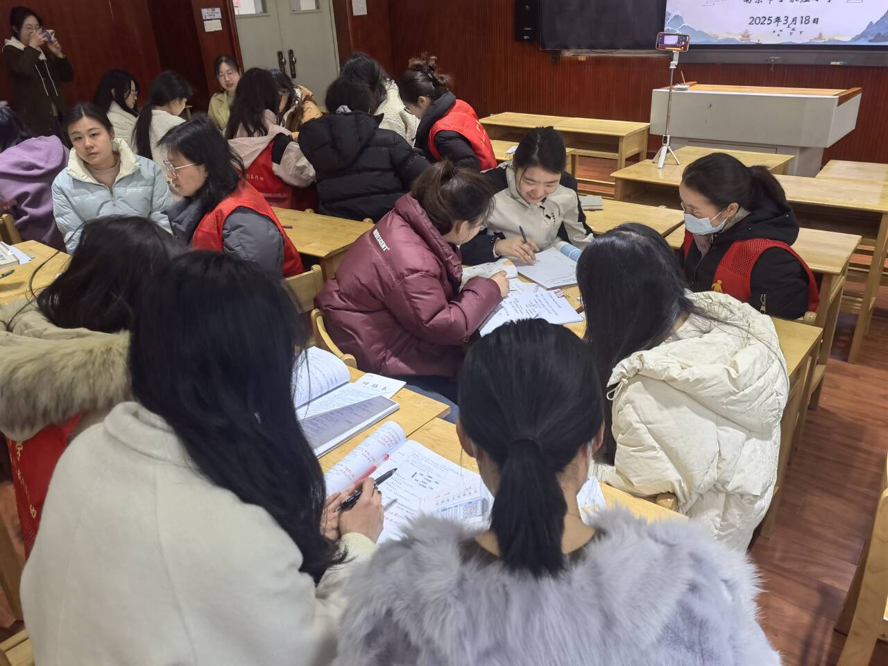 南京市丁家庄小学语文组第三次集体备课活动侧记_html_6c218fb5.png