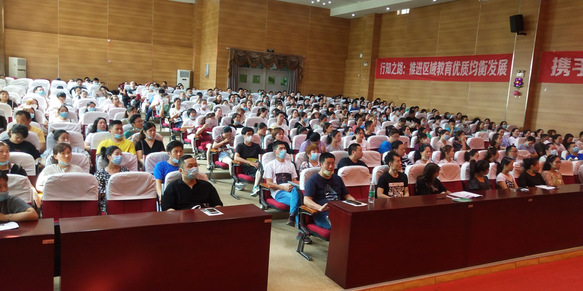新生家长会报道_html_20361b6b.jpg