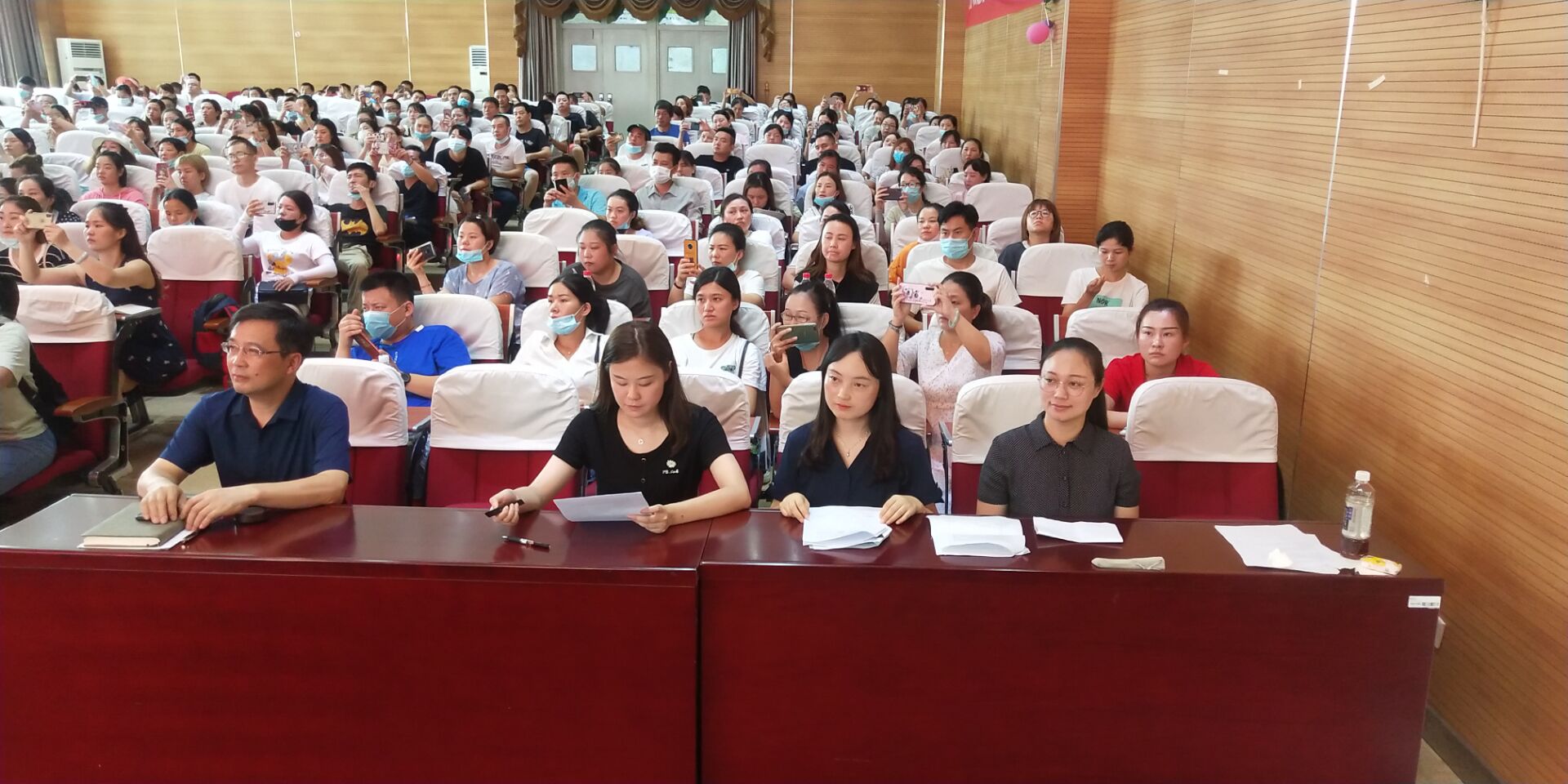 新生家长会报道_html_2f9d61d.jpg