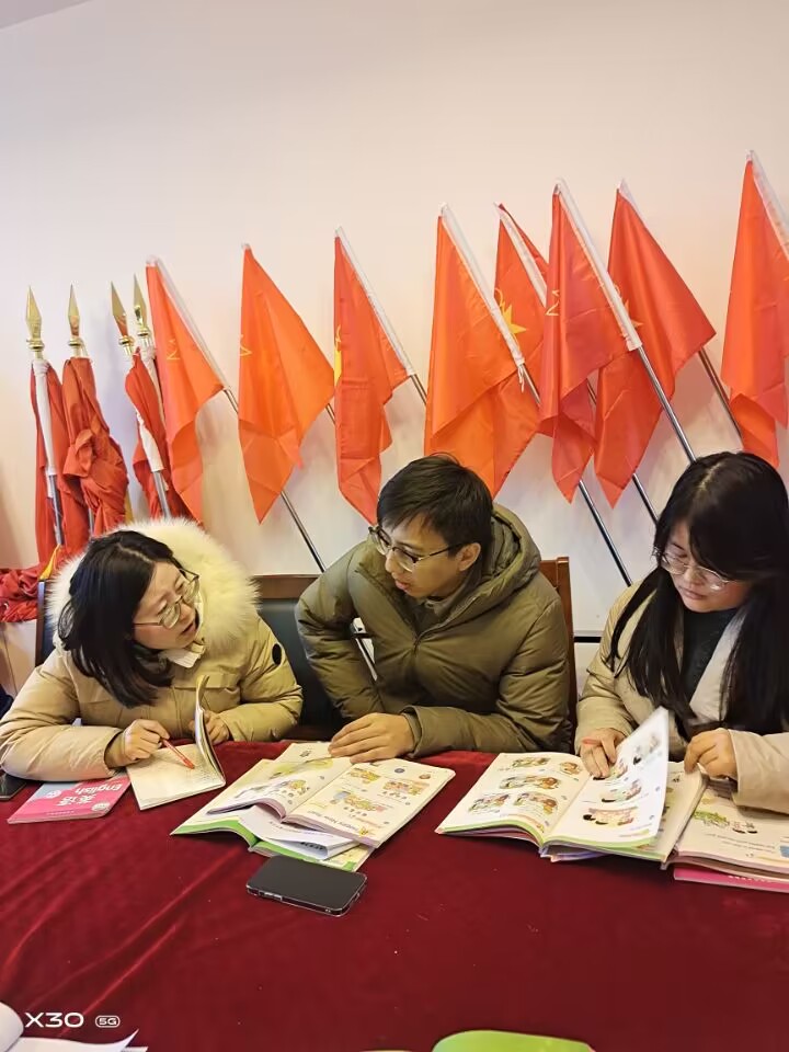 共研共享 高效复习丁小英语组第九次集体备课侧记_html_m5569fcc.jpg