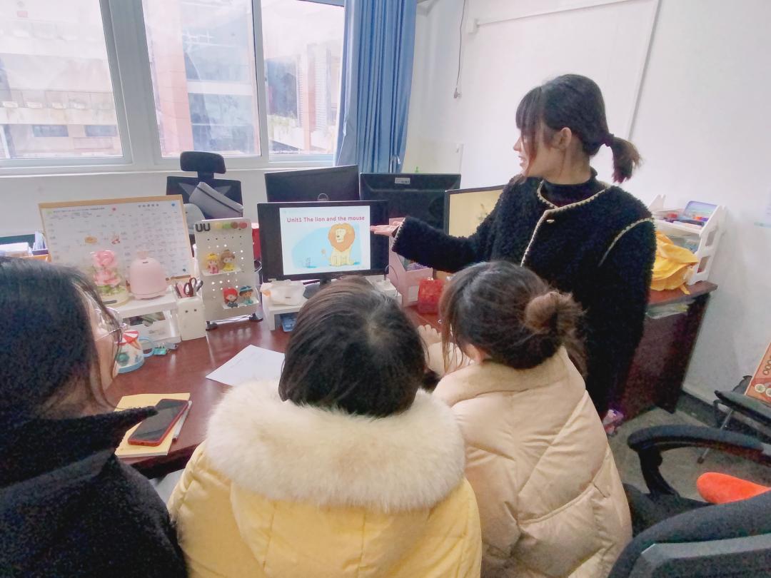 2.4 英语组第一次集体备课报道（研学新课标 践行新理念）_html_m3c5b883c.jpg