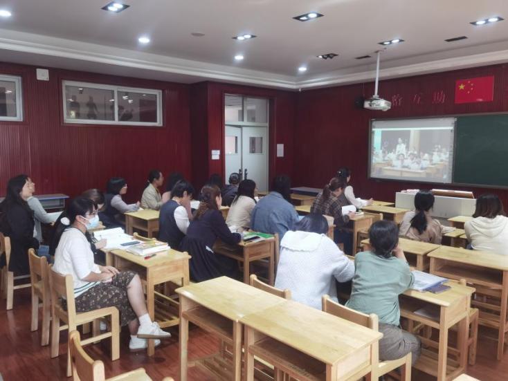 10.16语文组集体备课报道_html_52c6b83e.jpg