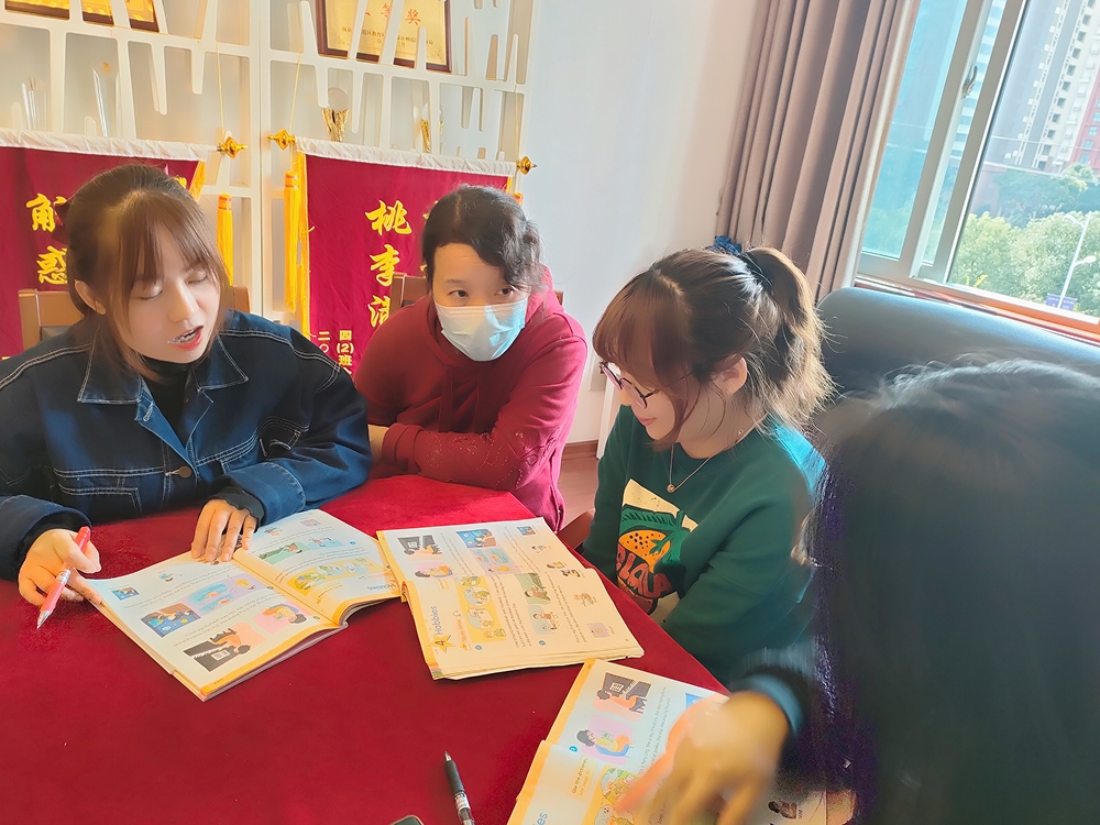 10月28日英语组集体备课报道_html_m63371372.jpg