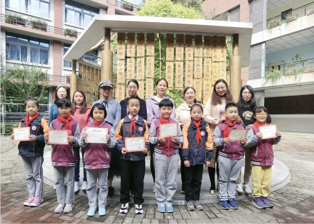 扬子晚报进校园新闻报道（五语 徐菁鸿）_html_m5fd7acd3.png
