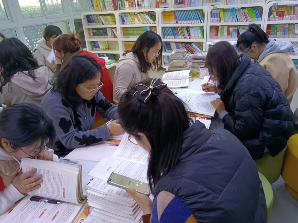 3.6语文组集体备课活动报道_html_m4576da13.jpg