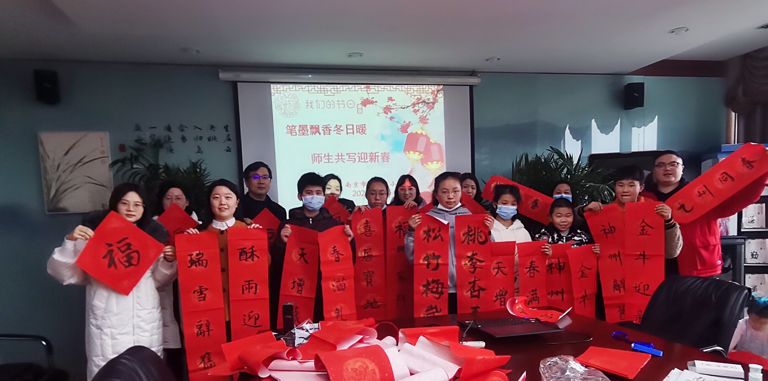 【丁香汉声】笔墨飘香冬日暖 师生共写迎新春_html_310d93ca.jpg