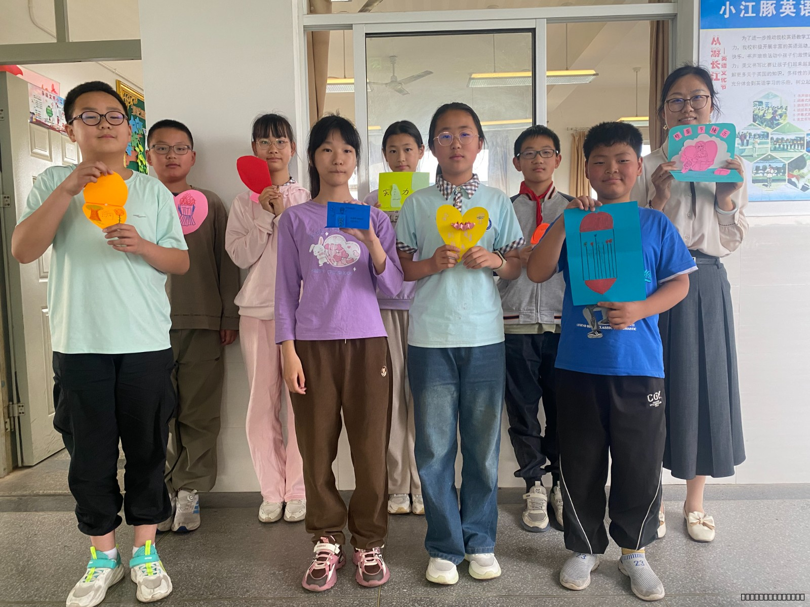 我与学生做手工.JPG