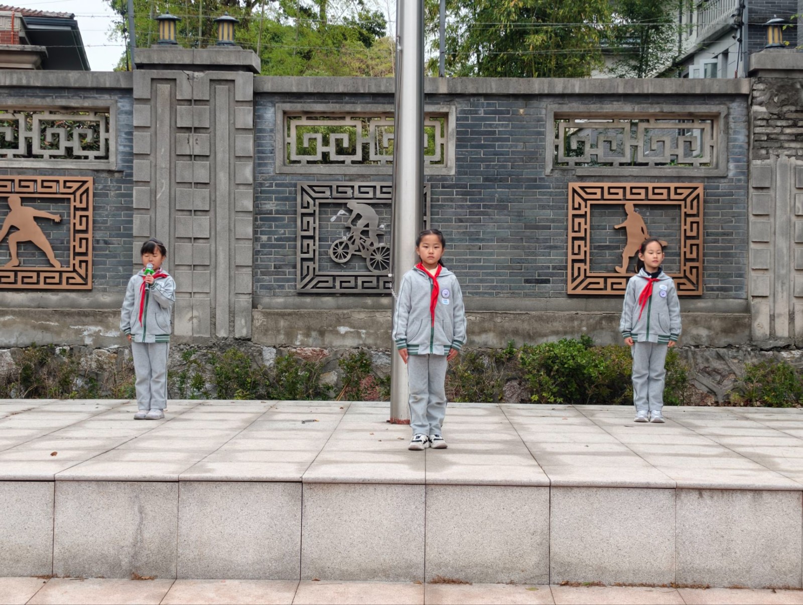 【书院紫金】捡起一片纸，守护一片绿——记紫金小学国旗下讲话