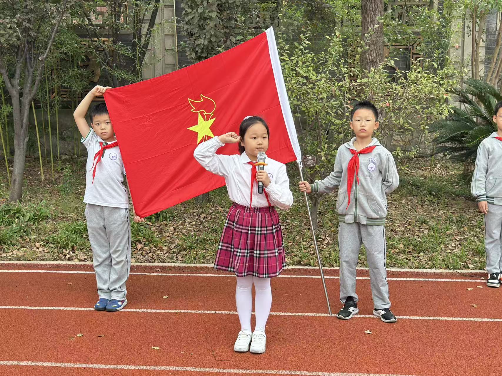 【书院紫金】争做新时代好队员——记紫金小学二年级入队仪式_html_m34482c1e.jpg