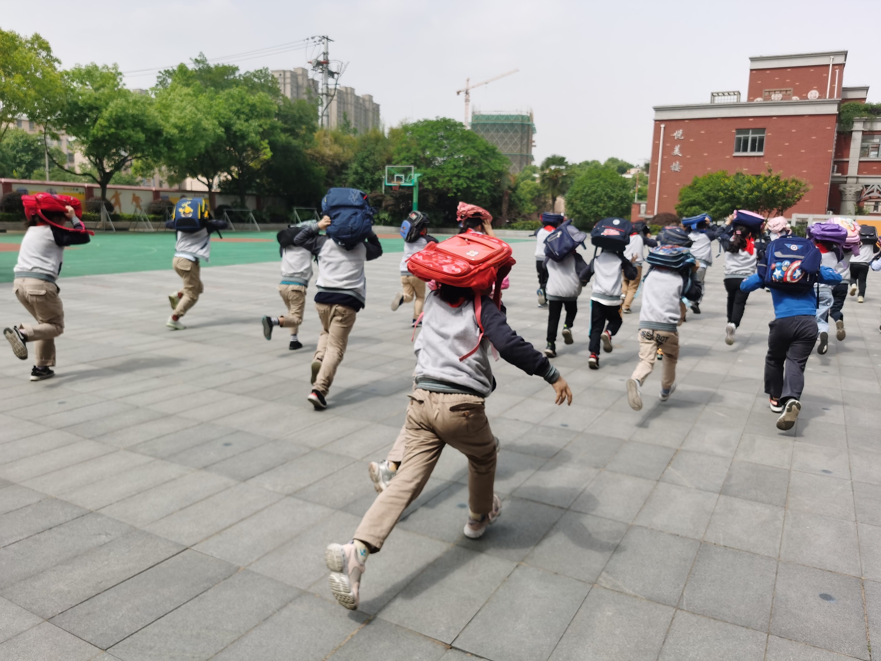 2021年5月迈小防震减灾疏散演练活动报道_html_21ab7d26.jpg