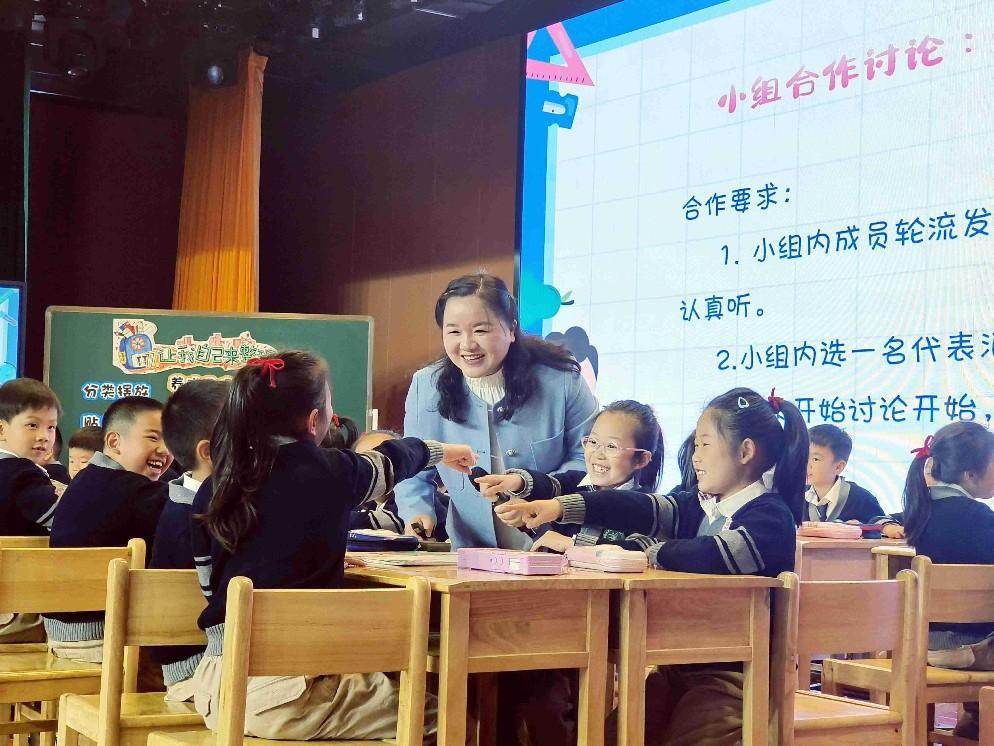 市级德法教研课新闻稿(3)_html_m13ab2366.jpg