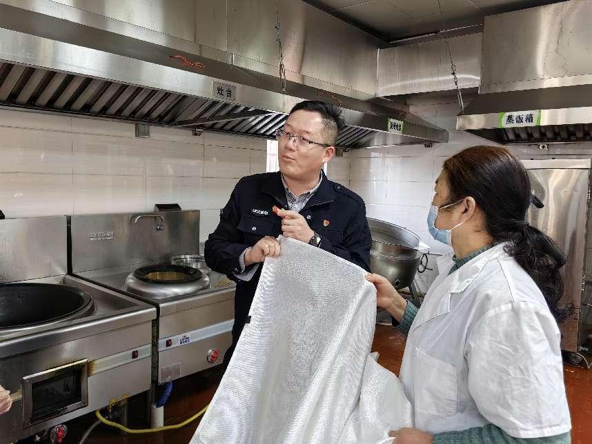 强化消防意识，筑牢校园安全防线——南京市栖霞区迈皋桥中心小学开展后勤人员消防培训活动_html_ce7b5f9.jpg