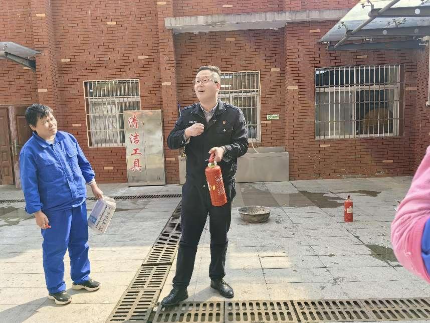 强化消防意识，筑牢校园安全防线——南京市栖霞区迈皋桥中心小学开展后勤人员消防培训活动_html_41e00545.jpg