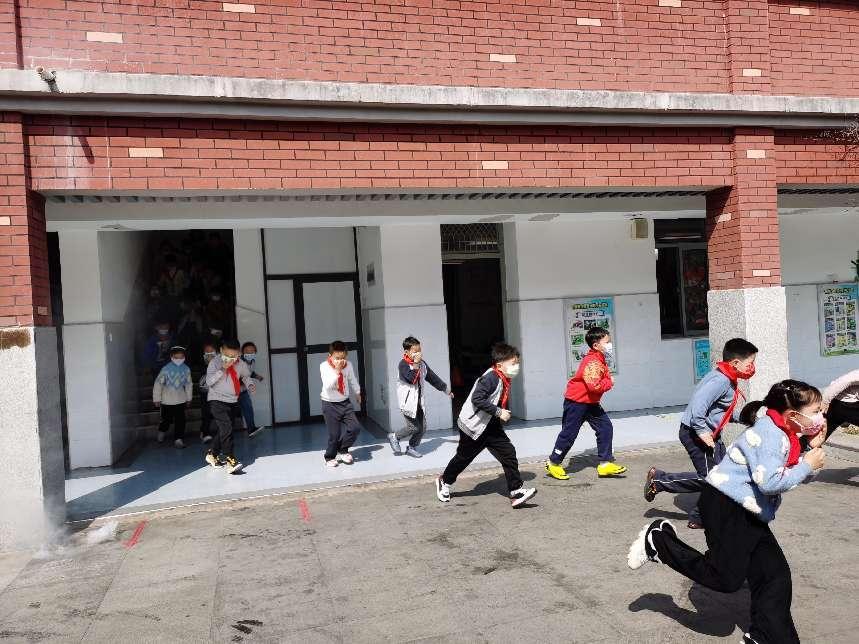 22.03.11火速行动 防范未然——迈皋桥中心小学开展消防应急疏散演练活动_html_6dd2f6db.jpg