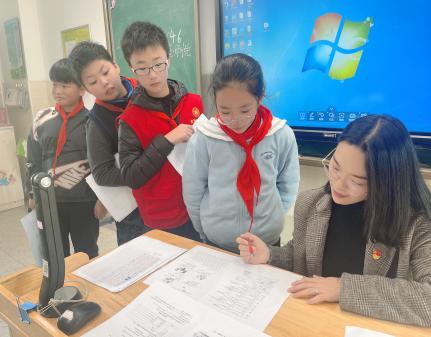 课后服务抓落实 党员教师在行动(一)_html_61a0c8ba.jpg