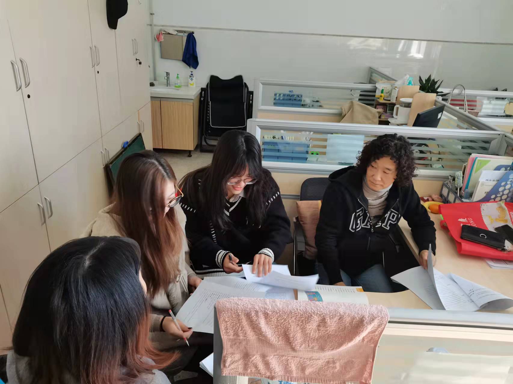 彩绘童心,趣满课堂——美术组校本教研(1)_html_289236b7.jpg
