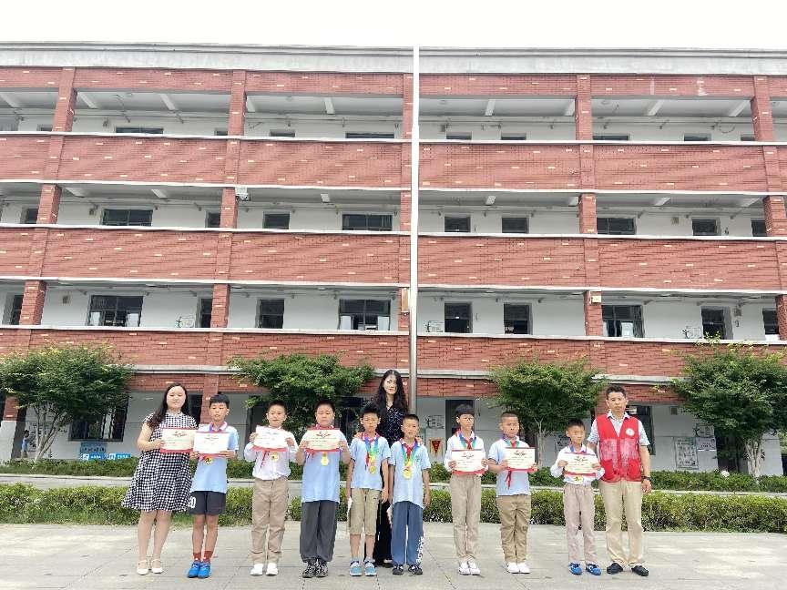 迈小第七届校长杯足球班级联赛颁奖报道_html_1a8cfad8.jpg