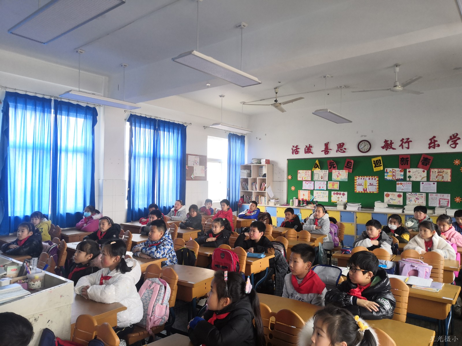 学生认真听讲.jpg