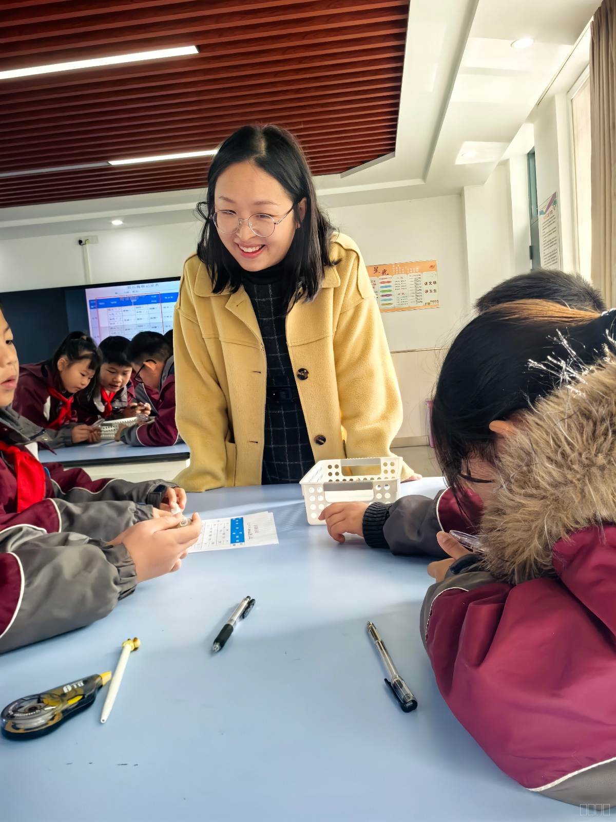 吕文欣老师指导学生实验.jpg 吕文欣老师指导学生实验.jpg