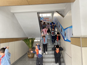 【星光摄小】(安全第一）摄山星城小学开展防震疏散演练