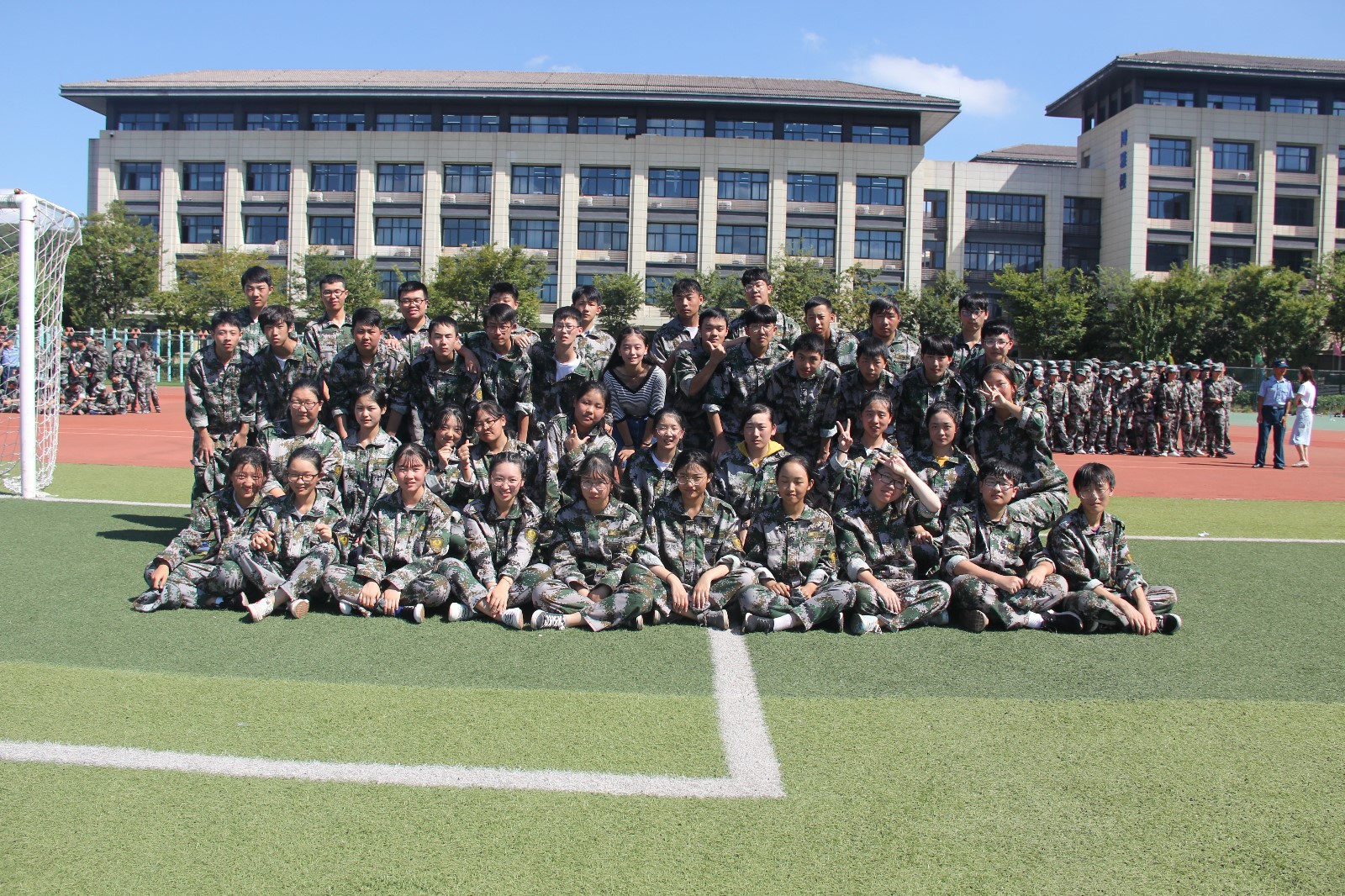 高一十班军训合影.JPG