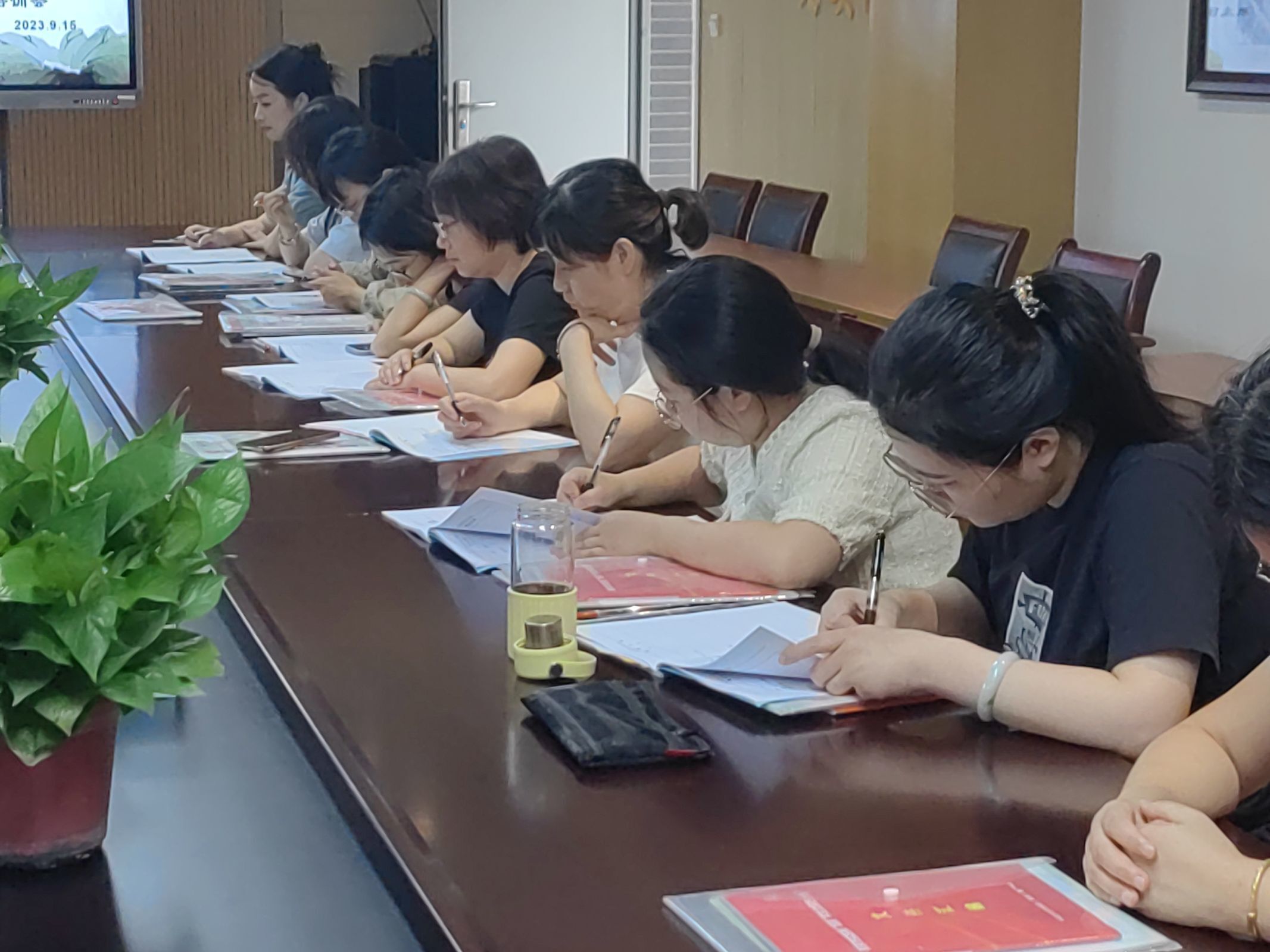 班主任认真记录近景图片.jpg