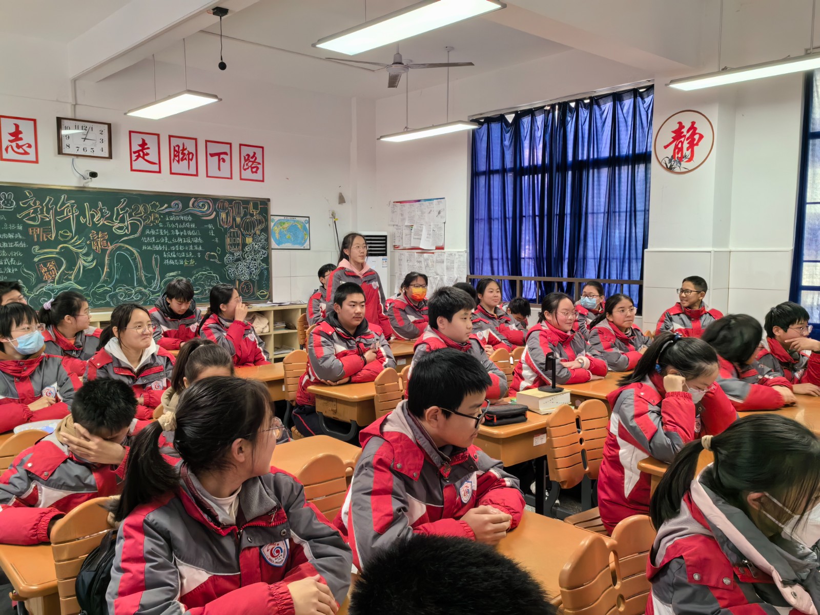 学生交流互动.jpg