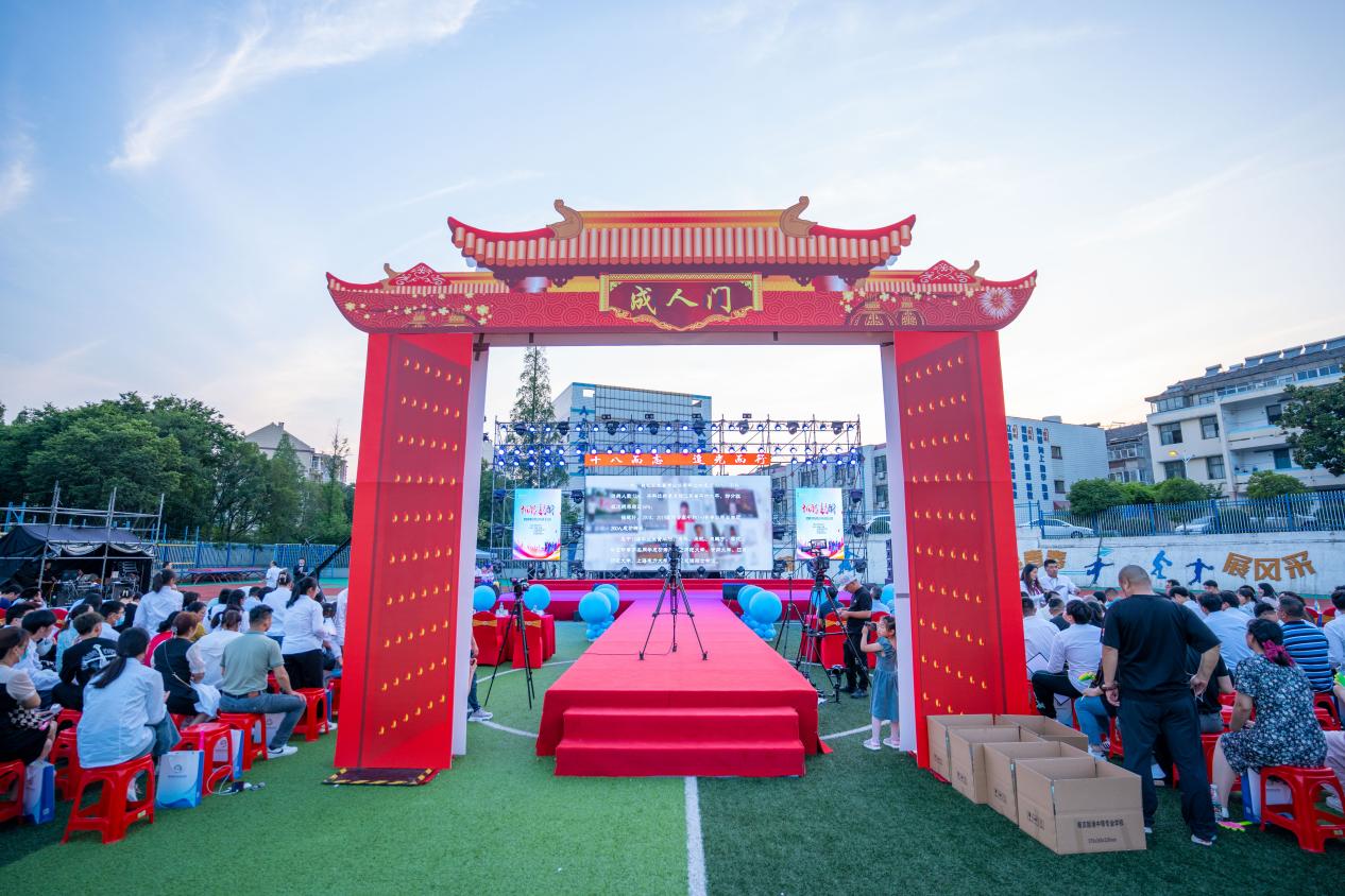 十八而志 追光而行  微信_html_m212cd501.jpg