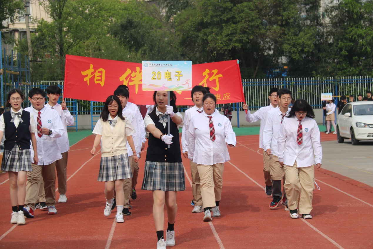 5月13日  新港中专 四十七届春季运动会_html_17a21cb8.jpg