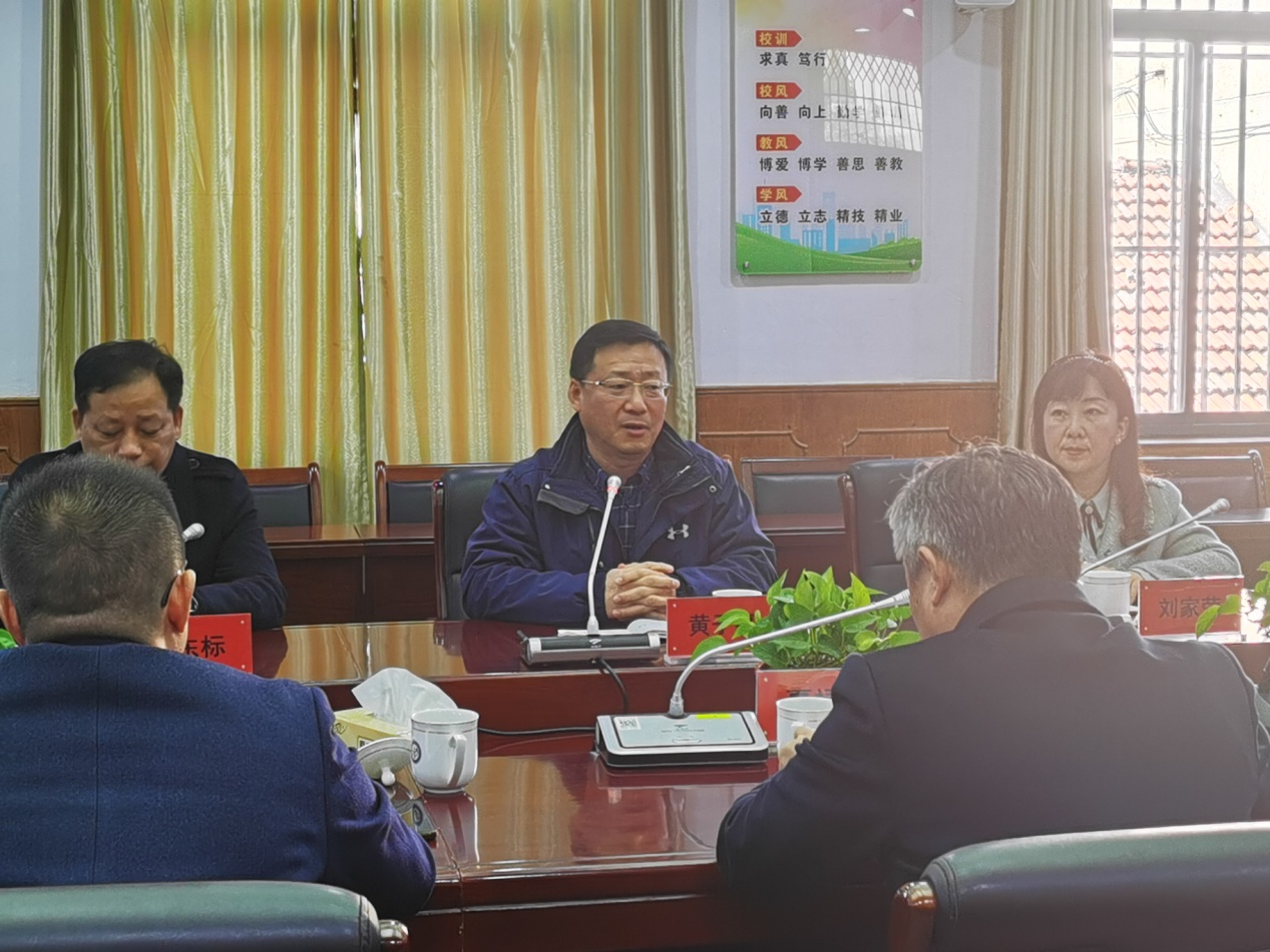 市教育局潘局长一行来校调研指导_html_mb38f0cf.jpg