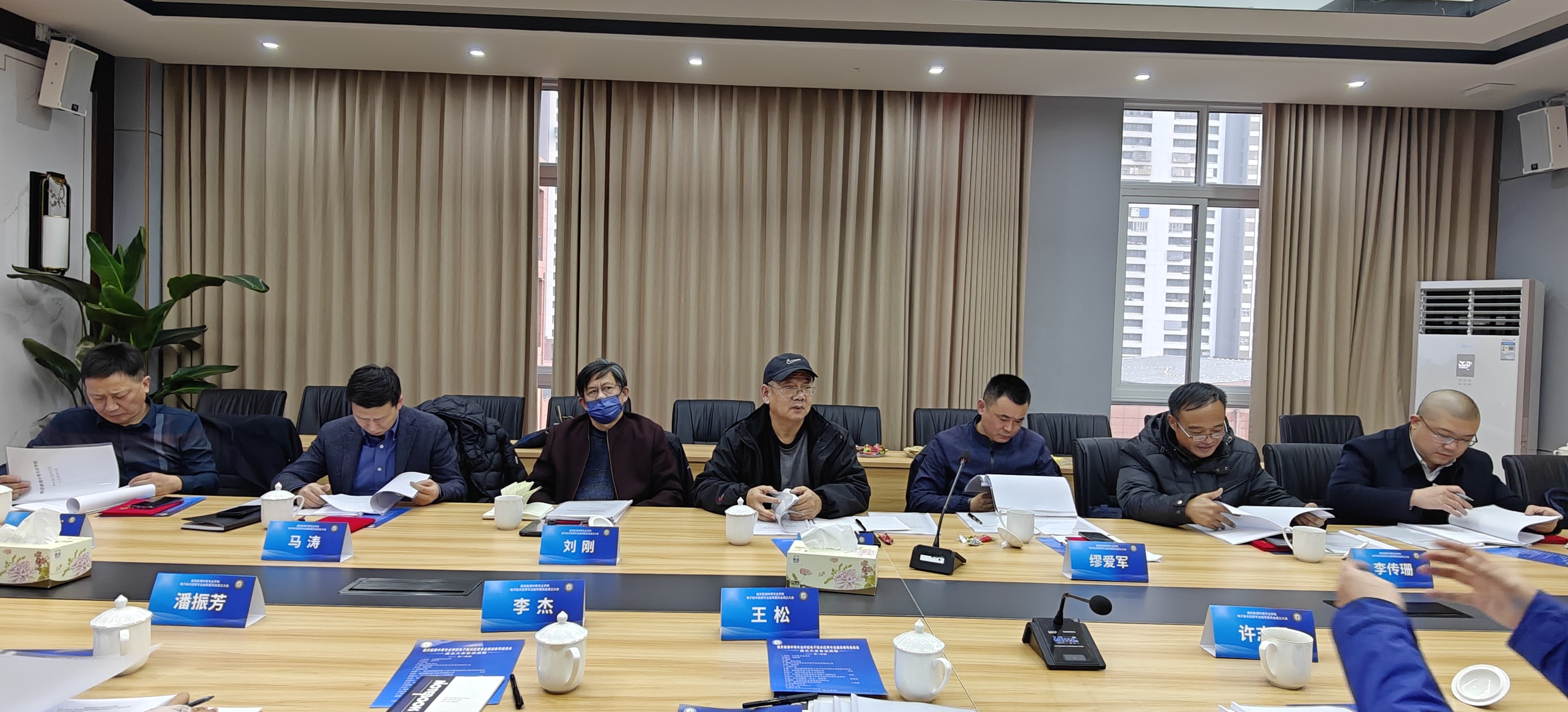 共谋专业发展，培养高素质技能人才-南京新港中等专业学校电子技术应用专业建设指导委员会成立大会_html_m7b521a21.jpg