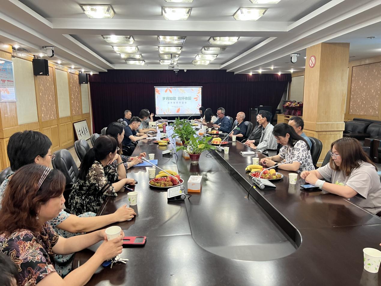 退休教师欢送会通讯稿_html_m1a6bb0ca.jpg