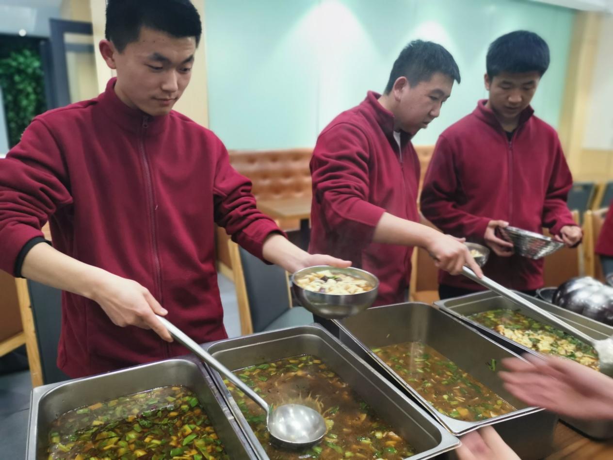 享美味“食”光，解最深乡愁-21物联网青海班开展学生制作家乡美食活动_html_1d43ffc3.jpg