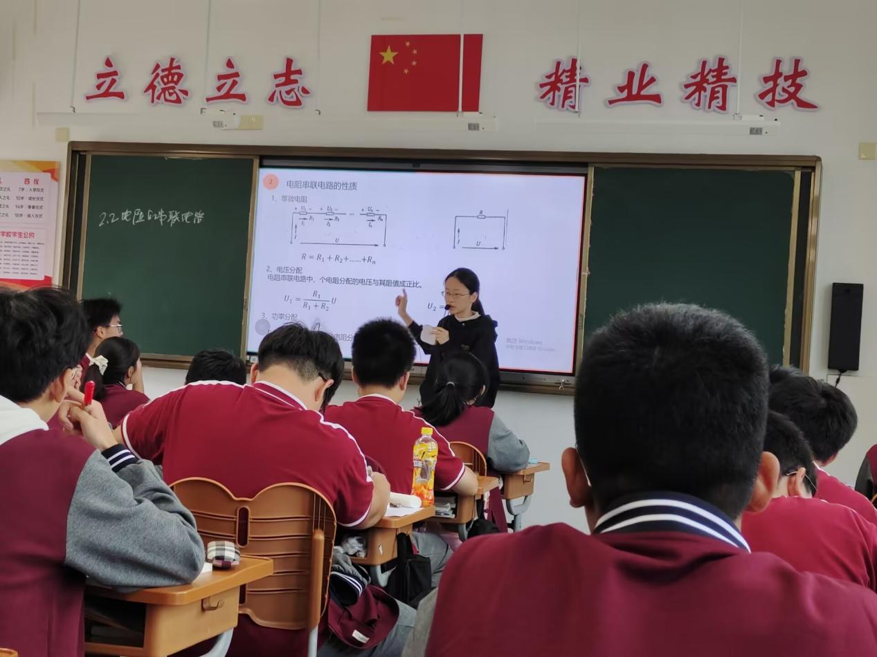 推门听课促成长 把脉课堂助提升_html_m338cf164.jpg