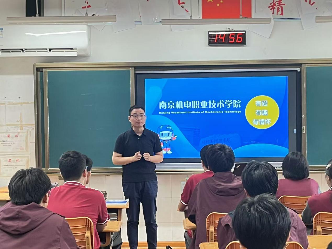 10月20日 中高职贯通新起点，“开学第一课”启征程_html_m53a5037e.jpg