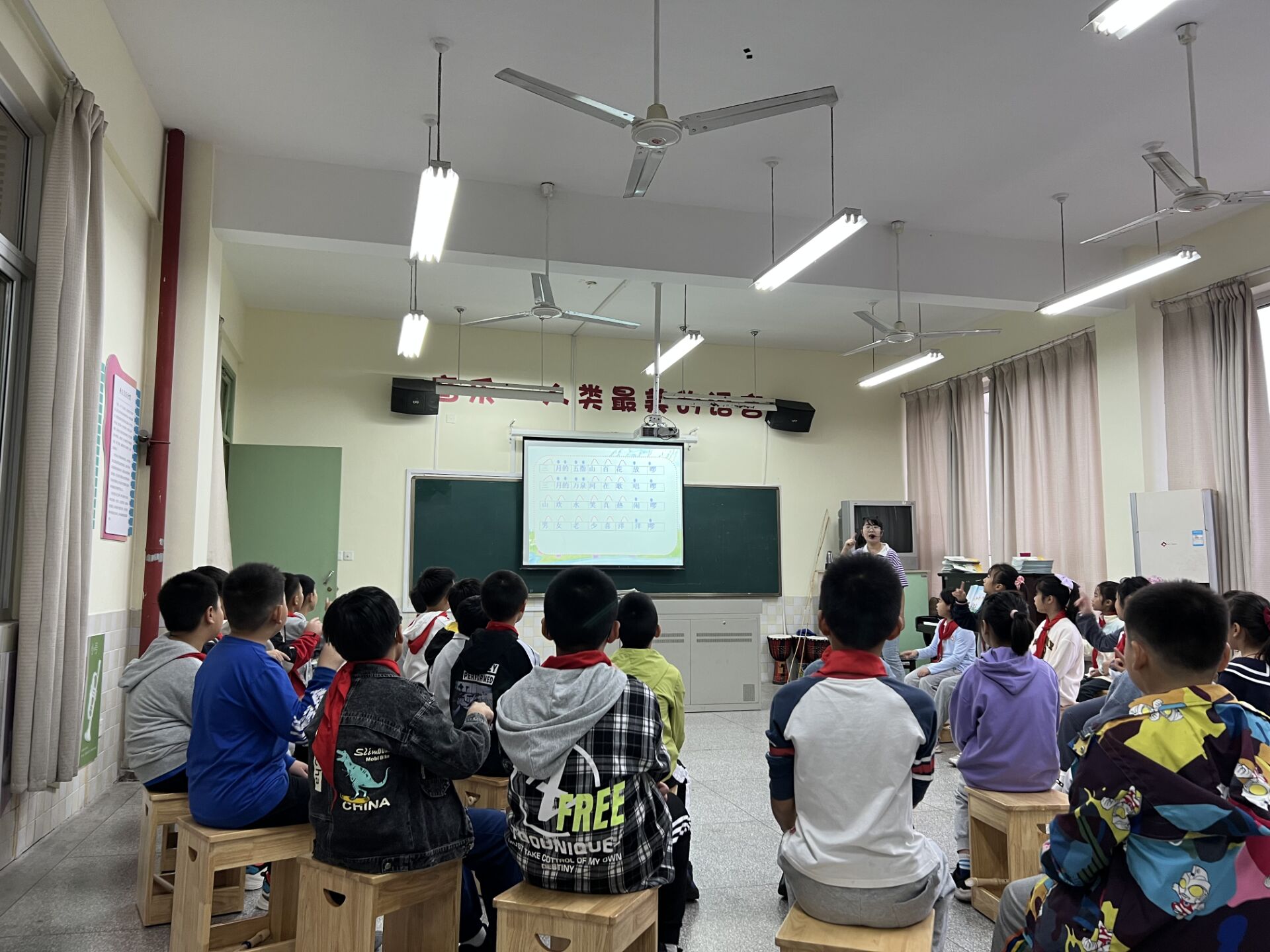 江畔第一次组内教研_html_15f53078.jpg