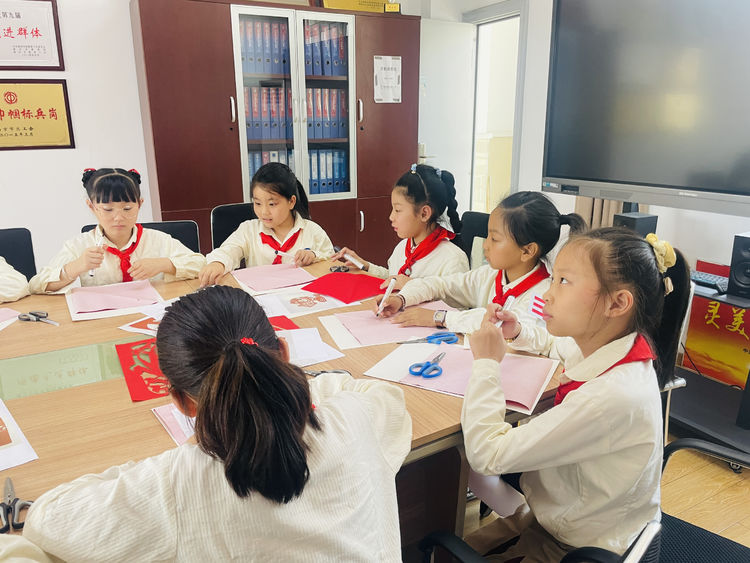 【灵美龙小·龙岸】童心爱祖国，文化永传承——龙潭中心小学龙岸花园校区国庆节剪纸活动_html_m2f11b0e5.jpg